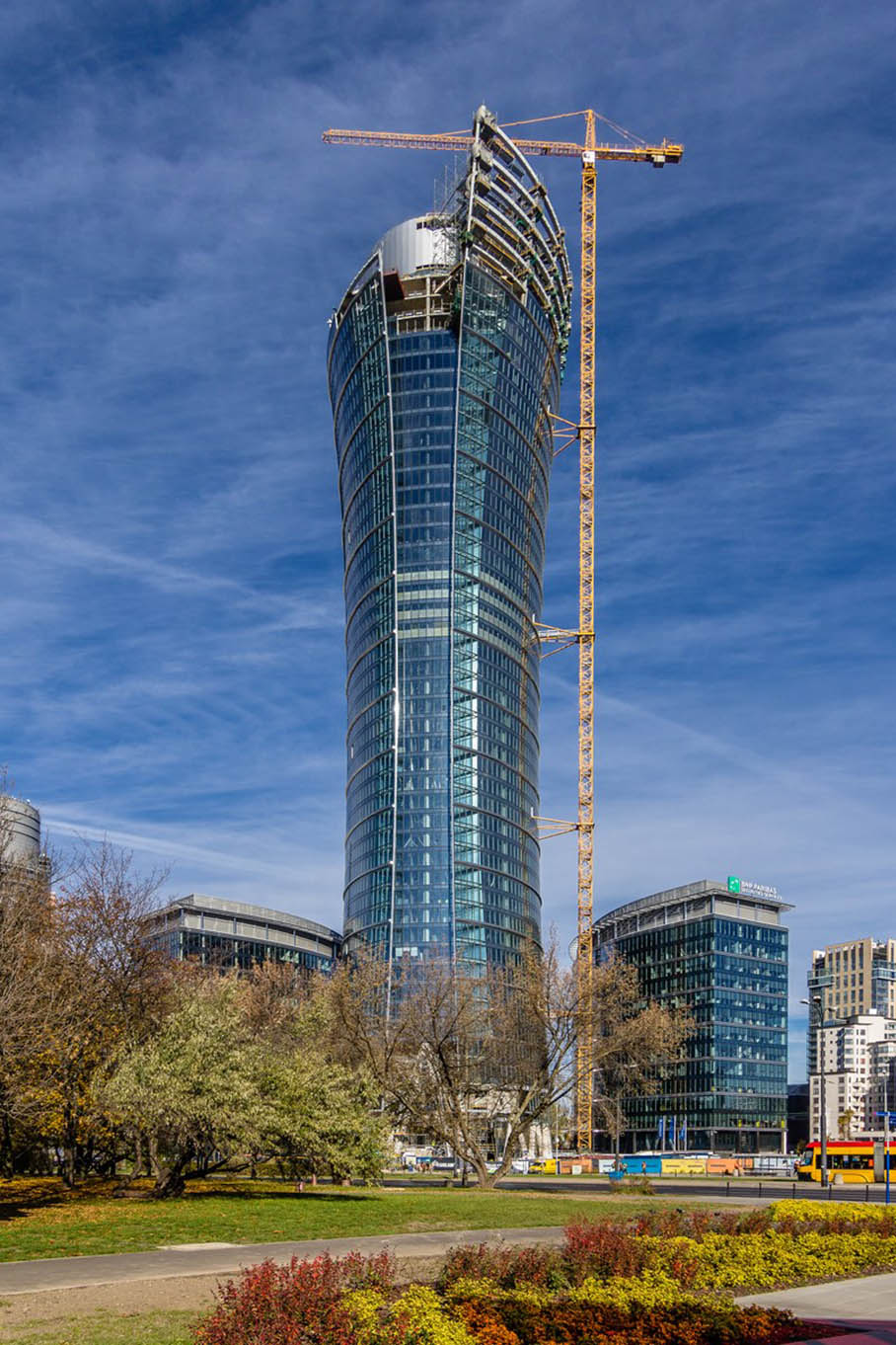 Szklana elewacja wieży Warsaw Spire sięgnęła szczytu